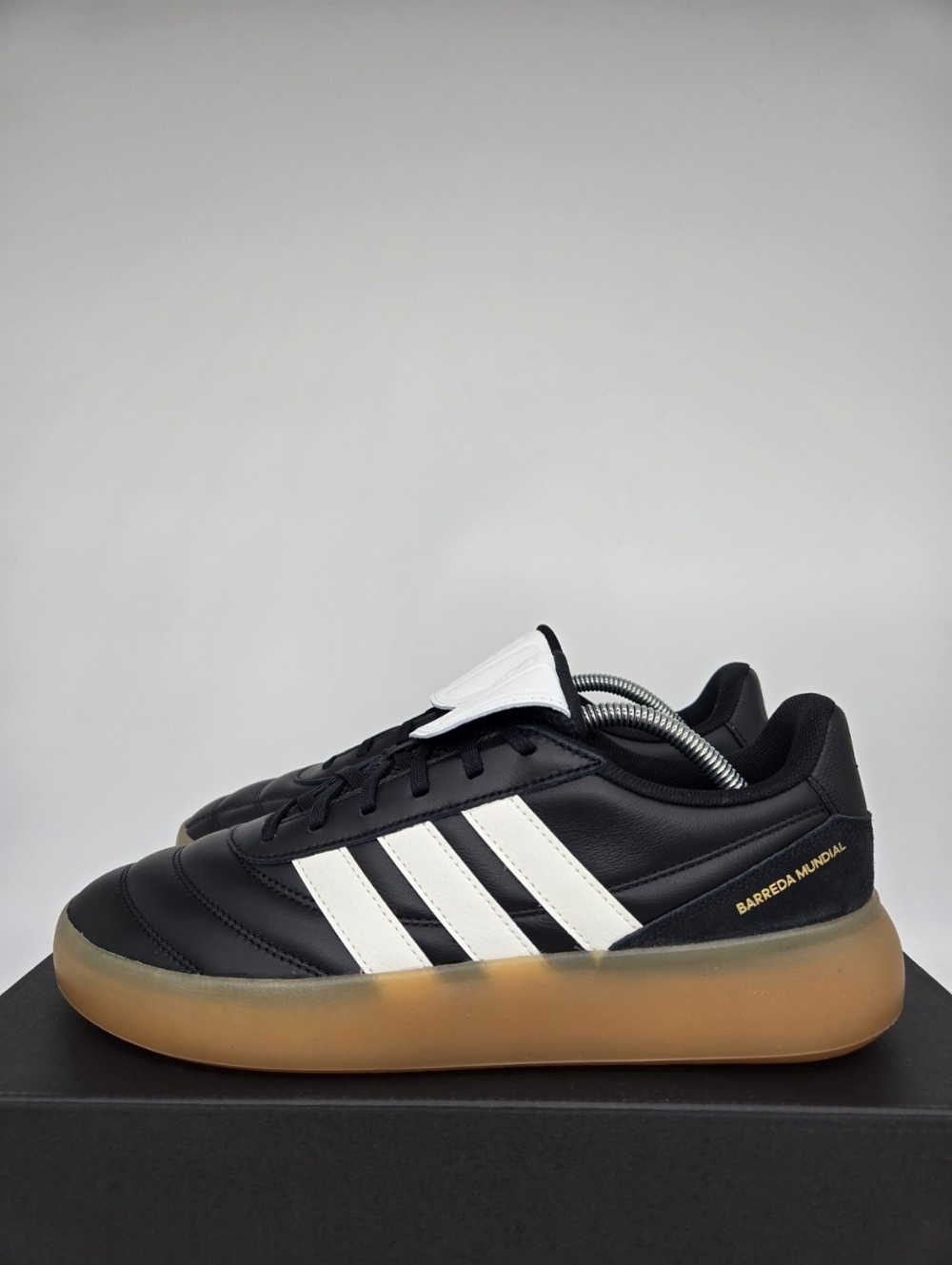 adidas Men's Barreda Mundial HQ2351 Black White Gum Shoes Size 10.5 New